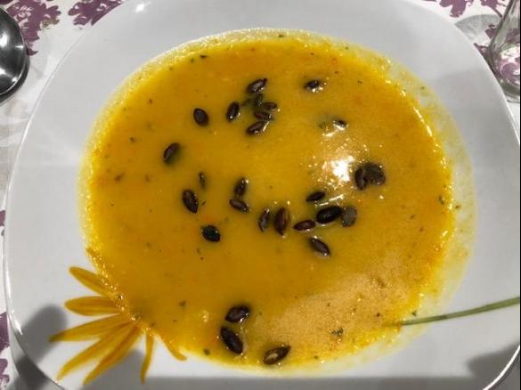 Creme de abóbora e cenoura assadas, aromatizado com laranja e manjericão