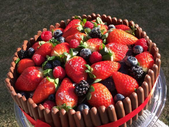 Bolo de alfarroba recheado com frutos do bosque