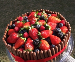 Bolo de alfarroba recheado com frutos do bosque