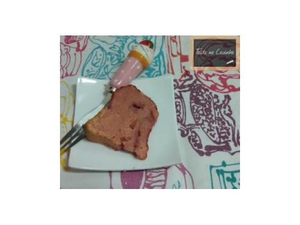 bundt de gelatina e morangos