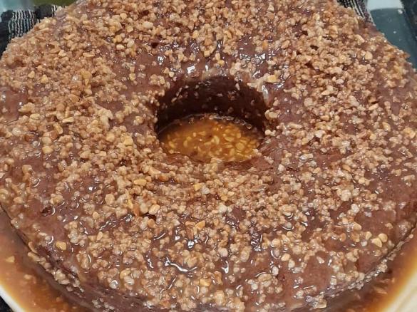 Bolo de noz e café com cobertura de caramelo crocante