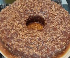 Bolo de noz e café com cobertura de caramelo crocante