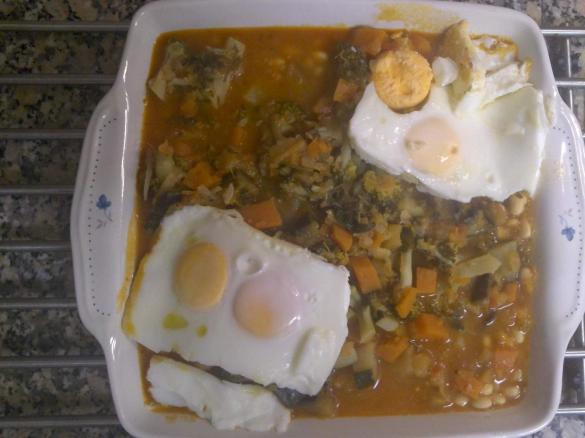 Feijoada de soja com legumes e ovos escalfados 