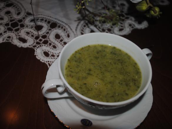 Sopa de agrião com chícharos e mandioca