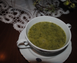 Sopa de agrião com chícharos e mandioca