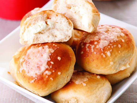 Pães fofos recheados com queijo creme