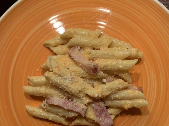 Massa com Bacon e Molho de Queijo (com legumes escondidos)