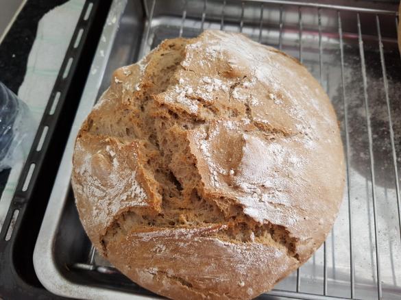 Pão caseiro com farinha de alfarroba e farinha de sementes