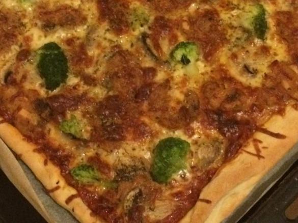 Pizza de alheira com brócolos e cogumelos 