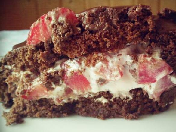 Rolo de chocolate recheado com chantilly e morangos