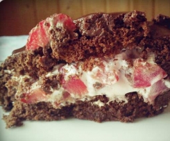 Rolo de chocolate recheado com chantilly e morangos