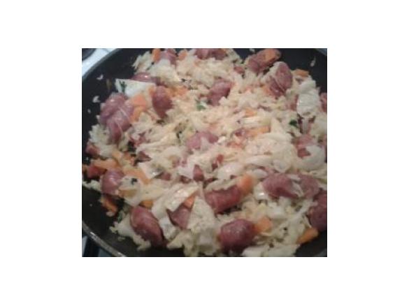 Salteado de legumes com salsichas frescas (ao mesmo tempo que a sopa)