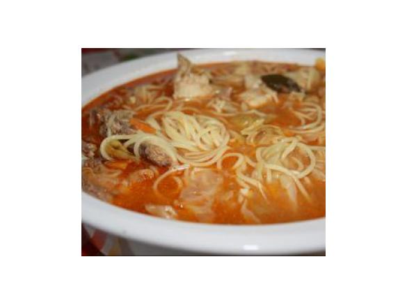 Esparguete com frango e couve repolho