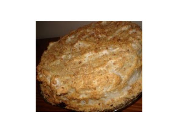 BOLO DE AMÊNDOA RECHEADO DE BAGE CREMIM E COBERTO DE MERENGUE E AMÊNDOA TORRADA