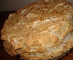 BOLO DE AMÊNDOA RECHEADO DE BAGE CREMIM E COBERTO DE MERENGUE E AMÊNDOA TORRADA