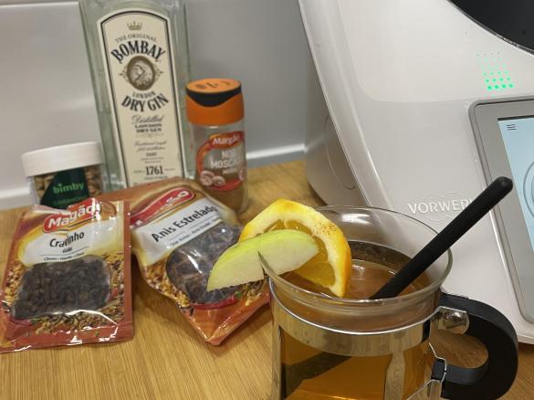 Cocktail quente de maçã com especiarias