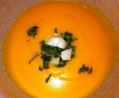 Creme de cenoura com coentros e queijo de cabra