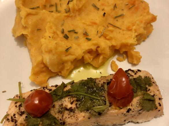 Salmão ao vapor com puré de cenoura