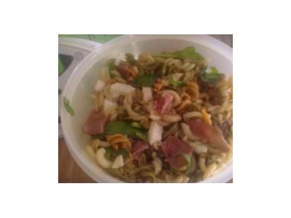 Salada de laços com presunto, rúcula e mozarela