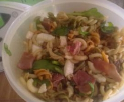 Salada de laços com presunto, rúcula e mozarela