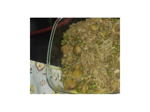 Rebentos de soja com castanhas e ervilhas