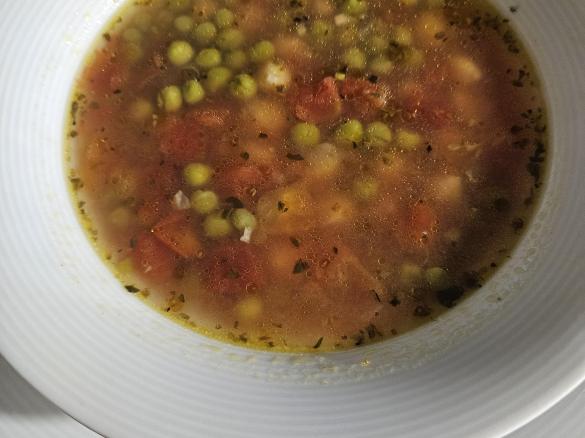 Sopa de grãos, ervilhas e tomate