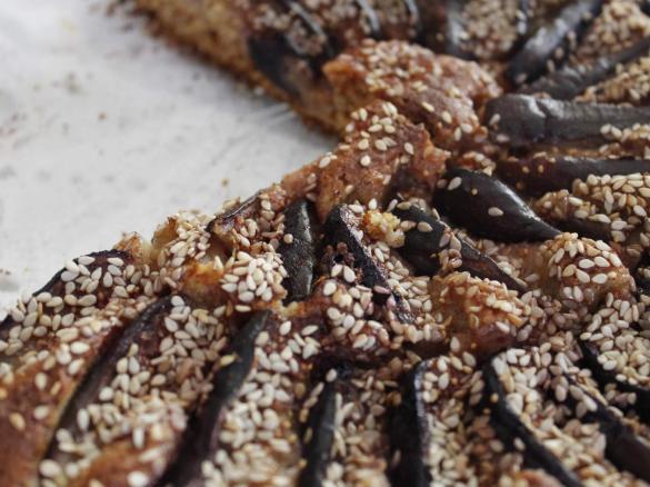 Tarte de figos frescos com sementes de sésamo