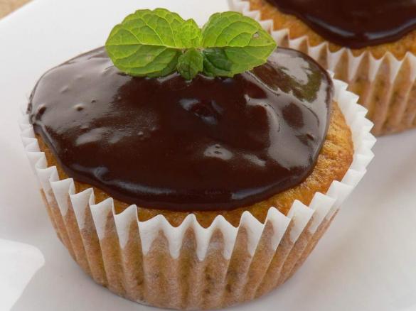 Queques de cenoura com cobertura de brigadeiro