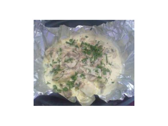 Frango com ervas aromáticas acompanhado por arroz branco