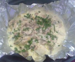 Frango com ervas aromáticas acompanhado por arroz branco