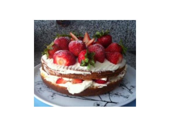 Bolo limão com creme mascarpone e morangos