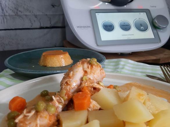 Frango estufado com batata cozida e pudins flan