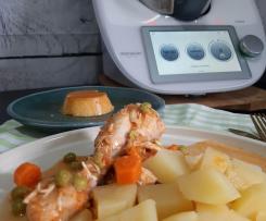 Frango estufado com batata cozida e pudins flan