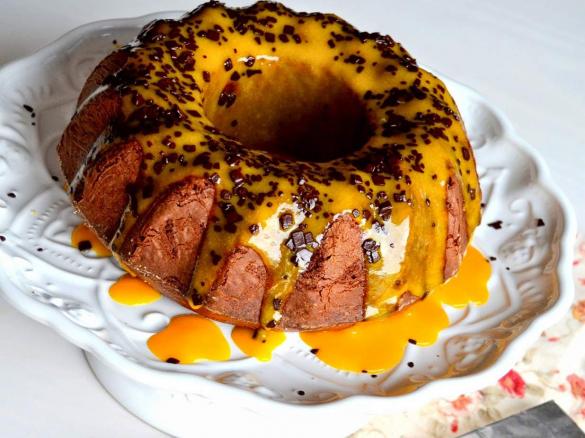 Bundt de chocolate com cobertura de manga
