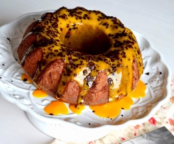 Bundt de chocolate com cobertura de manga