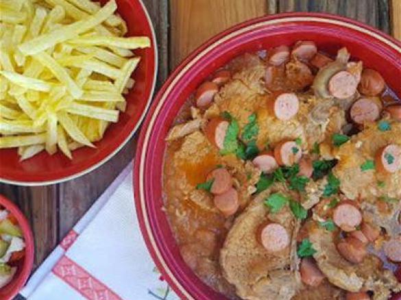 Costeletas de porco à salsicheiro