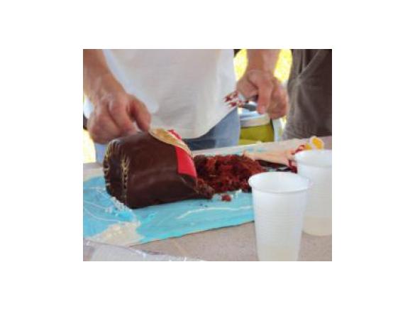 Bolo Red Velvet com compota de morango e chantily