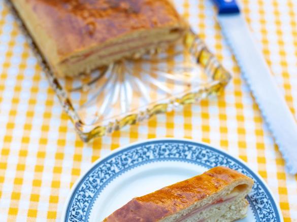 Bôla de fiambre, paio york e queijo