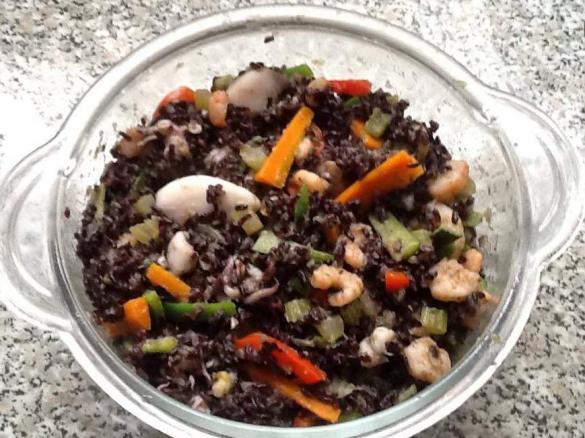 salada de arroz negro com lulinhas e miolo de camarão, com legumes