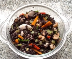 salada de arroz negro com lulinhas e miolo de camarão, com legumes
