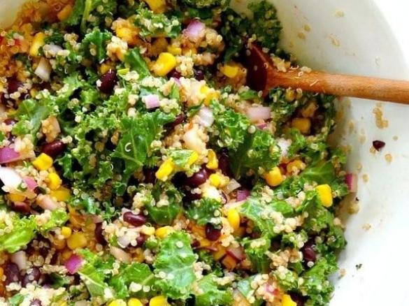 Salada de Quinoa, Couve Kale e Feijão Preto