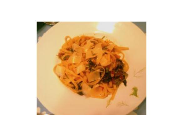 Tagliatelle de camarão, grelos e queijo parmesão