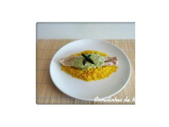 Filetes de pescada com espargos e arroz de açafrão