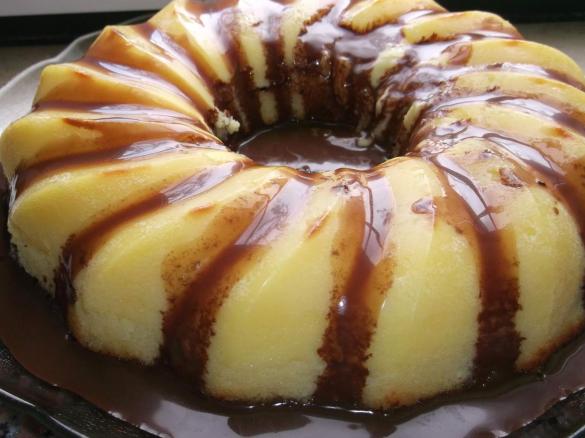 Bolo flan de côco com ganache de chocolate