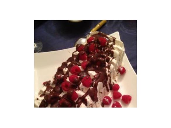 Gelado de suspiros com framboesas e chocolate