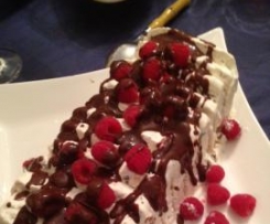 Gelado de suspiros com framboesas e chocolate