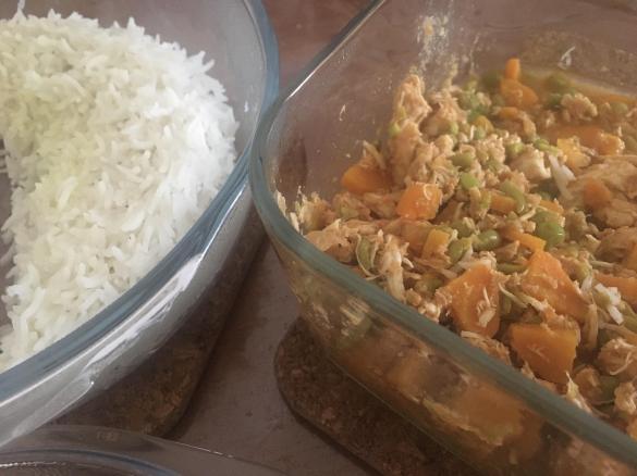 Jardineira de frango com arroz branco a vapor