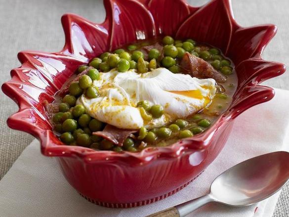 Ervilhas com ovos escalfados