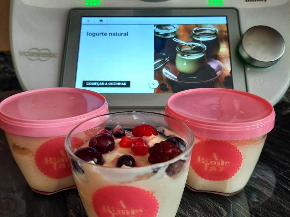 Iogurte natural com curd de morango