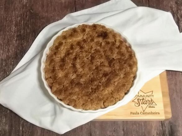 Crumble de noz pecan com maçã e framboesa